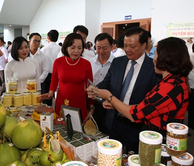 Các đồng chí lãnh đạo thăm quan gian hàng sản phẩm nông nghiệp của các xã nông thôn mới.