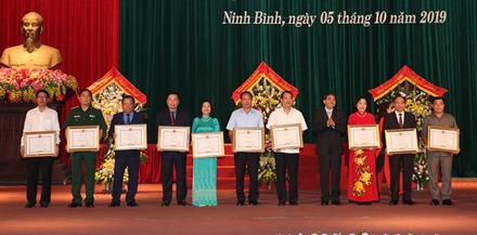 Đồng chí Chủ tịch UBND tỉnh trao bằng khen cho các cá nhân có thành tích trong phong trào thi đua.