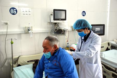 Thăm khám cho bệnh nhân tại Bệnh viện Đa khoa huyện Nho Quan. Ảnh: Minh Quang