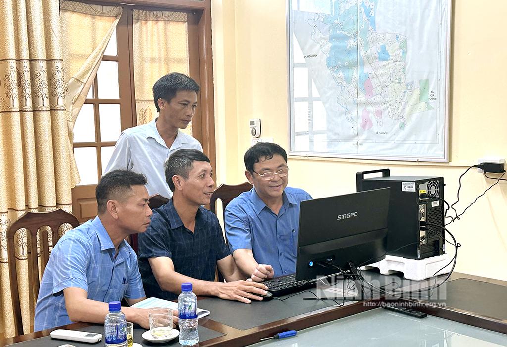 Liên minh HTX tỉnh giao máy vi tính cho các xã của huyện Nho Quan