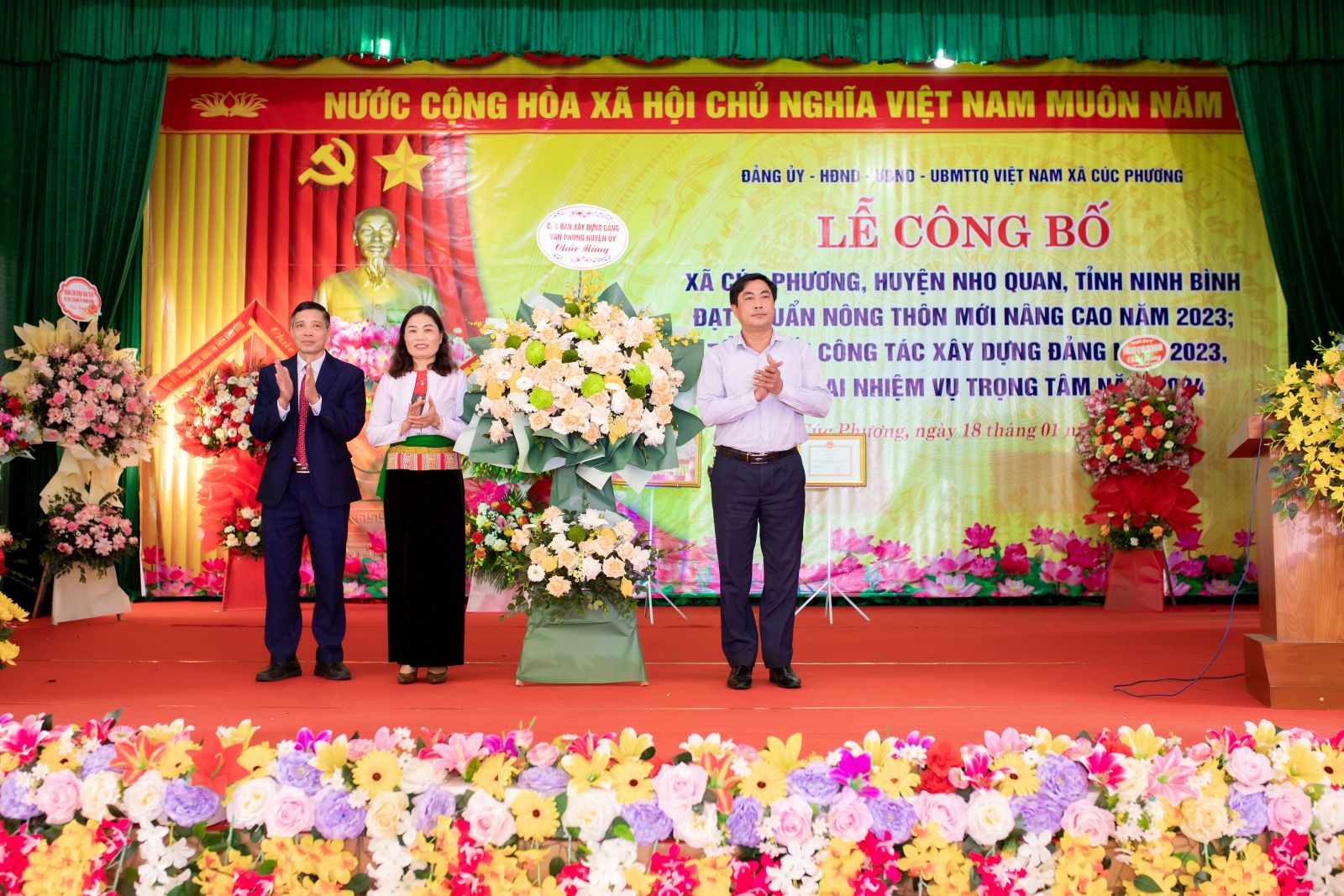 Đ/c Vũ Thế Phương - UVBTV huyện ủy - Trưởng ban tổ chức huyện ủy tặng hoa chúc mừng