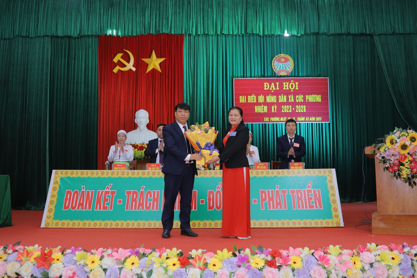 Đồng chí chủ tịch Hội Nông dân huyện tặng hoa chúc mừng thành công của Đại hội
