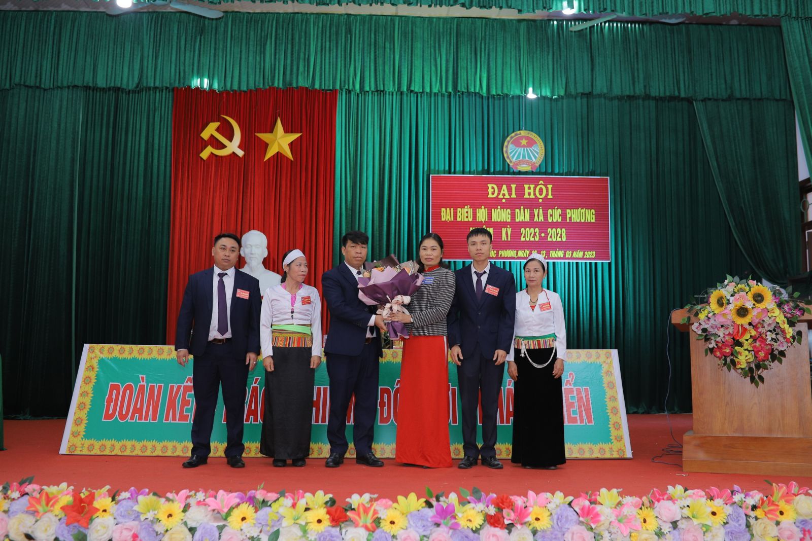 Đồng chí Bí thư Đảng ủy tặng hoa chúc mừng thành công của Đại hội